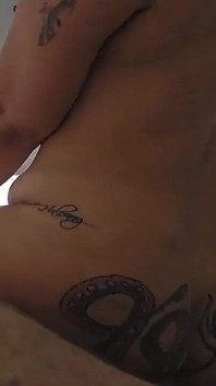 La ragazza venezuelana tatuata viene incinta da uno straniero