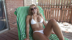 Hot Girlz: Kozatá blonďatá kočička předvádí své úžasné křivky