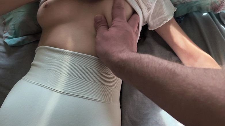 Blondasexy00: 섹시한 레깅스를 입고 의붓아빠가 처녀 보지의 윤곽을 따라가게 해줘