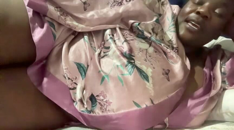 Legendary Booty Overdose: MILF montel super saiz merintih semasa melancap dan bermain dengan...