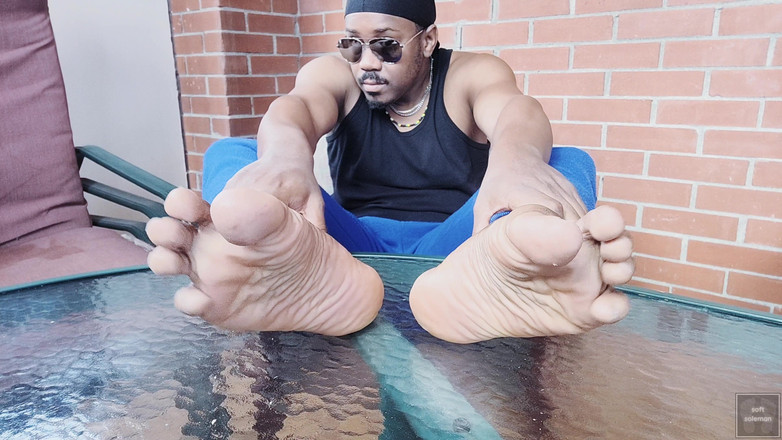 Soft Soleman: Tôi để đôi chân của mình thở sau phòng tập thể dục (2025)