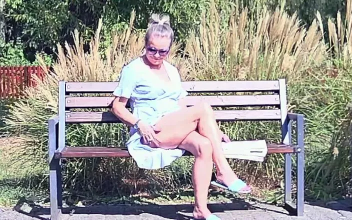 Misses_Jenny: Relax on the Bench(discreet Masturbation)