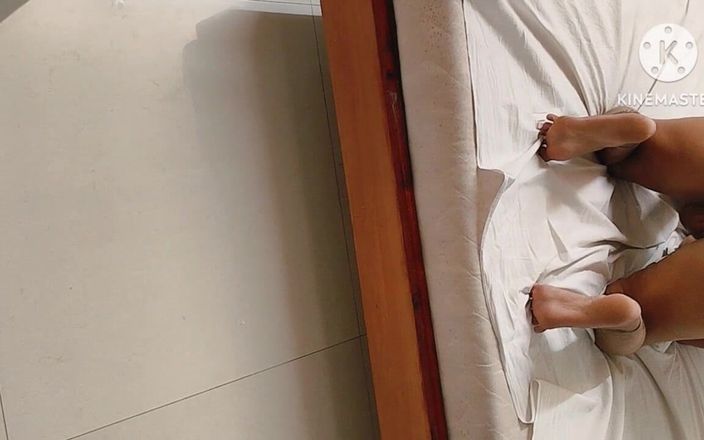 Ushabhabhi69: 私は隣人の叔母とセックスします、彼女は家で一人です