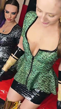 Se Masturber Une Vraie Bite Avec Des Gants En Latex Avec Deux Dominas