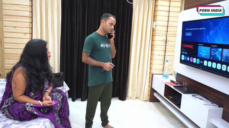 Porn India Studio: 孤独で熱い女の子、見知らぬ人と激しく交わる