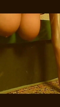 Mooie hete blondine met grote tieten zuigt enorme lul
