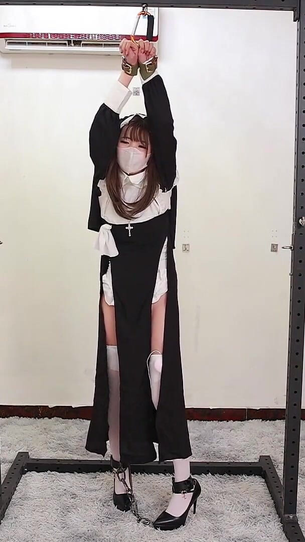 Asian bondage: 彼女は修道女を演じ、手錠をかけられ、鉄のフレームに縛られた