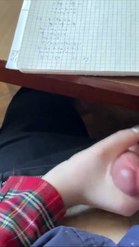 Schulmädchen-handjob wieder im Mathe-Unterricht unter dem tisch und sogar ein bisschen footjob. in der Schule.
