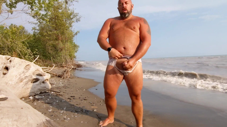 Skin and earth: Oso gordito, calqueros rotos y mojados, masturbación en la playa...