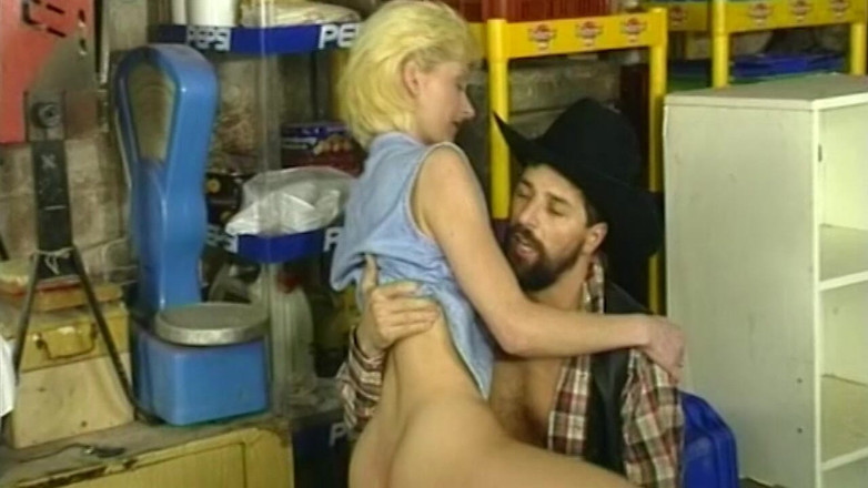 VHS-Vixxxen: Amerikalı Alman Ev Hanımını Sikiyor