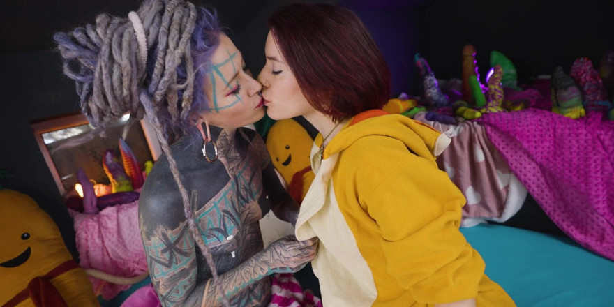 Miss Flora: Luptă cu pernă și distracție lesbiană cu Anuskatzz