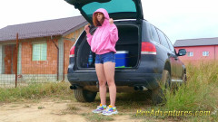 Pee Adventures: Smáčení jejích džín venku - Zoufalá hipsterka se snaží tvrdě čůrat - Čůrání vedle...