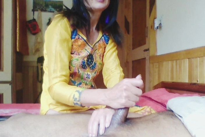 Bolly Karma: Une femme au foyer mature se fait baiser par la...