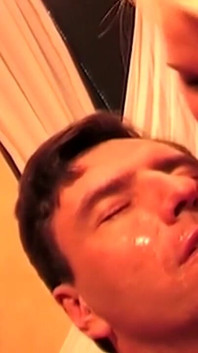 Due milf arrapate gli inzuppano la faccia tra sciatte lacrime