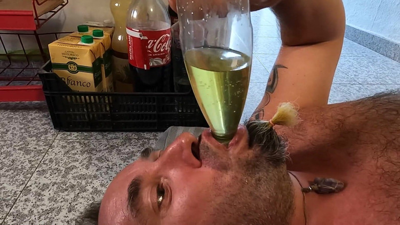 bekycarril: Marido acostado de espalda tratando de mear y correrse a...
