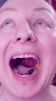 Kau-fetisch essen: Giantess vibes. Keine Chancen für kleine Gelee-Teddybears! Arya Grander