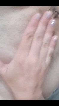 Ich lecke meinen finger und stecke es in meine muschi