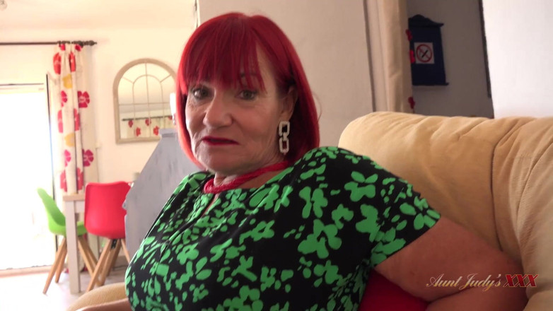 Aunt Judy's XXX: Vaše prsatá GILF macecha paní Linda vám nechá stříkat do...