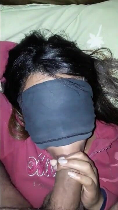 Novinha Insaciavel: Jovencita masturbándose y chupando hasta que el chico se corre...