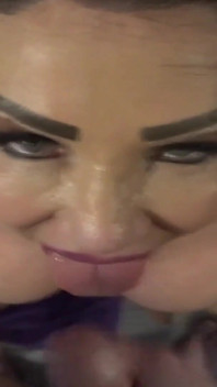 Nicole dupapillon英国最长的阴唇 - 第一人称视角口交和颜射