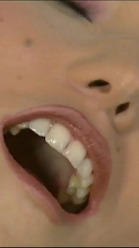 Electra Angel a Elinor Gasset jsou zralé lesbičky s velkými energickými prsy masturbují a lízají kundičku