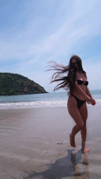 Relaxare Pe Plajă Sexy În Mini Bikini