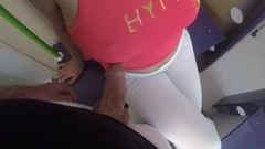 Cizinec ukazuje ptáka ve vlaku a nabízí mu honění a brousí péro na můj zadek