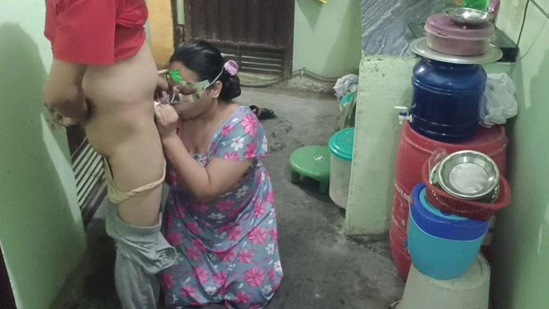 Sexgarl84: Pembantu rumah panas saya mengoyak lantai, saya menangkapnya dari belakang...