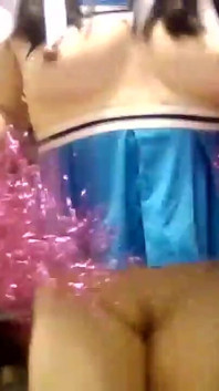 Naga napalona azjatycka cheerleaderka tańczy do teledysku