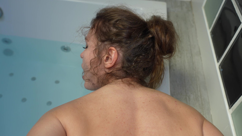 Alexa Poshspicy: Împărțim baia cu sora mea vitregă, ejaculare înăuntru anală