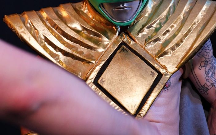 Edger: 男30 - 彼が自分の顔を覆うまで緑のパワーレンジャーを縁取る