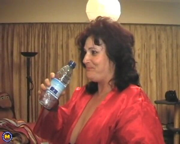 Mature NL: Sexy culona amateur abuela fuma un cigarrillo