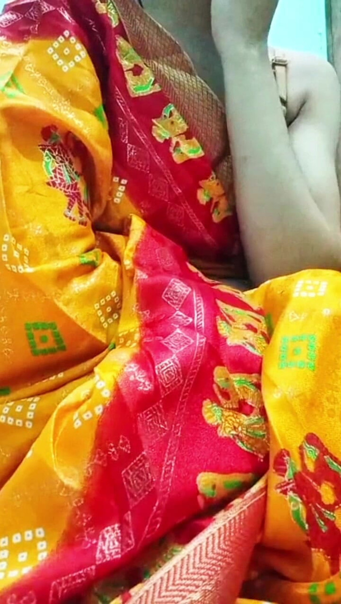 Silver_Worm: Gadis India memainkan peran mengajar panas dan erotis