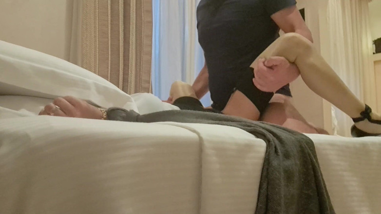 LauraOnHeels: 熟女被绑在床上，穿着丝袜和高跟鞋被狠狠地操