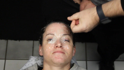 Dirty Dees: 她回来了，脸上被大量坚果覆盖