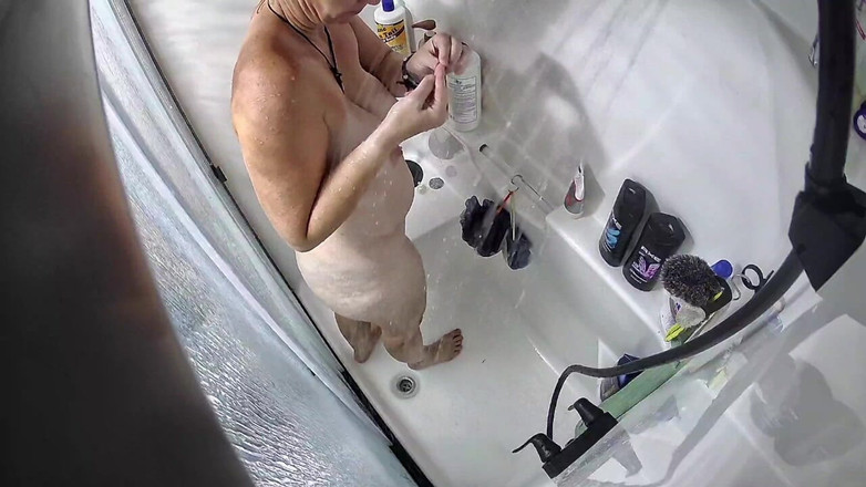 KittieNoOne: 샤워하는 Kittie