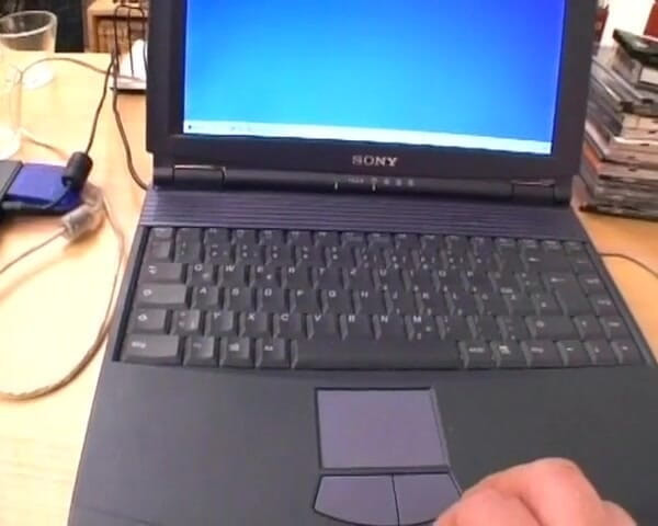 Deutsche Madchen: Belleza pelirroja de Alemania haciendo que su coño se moje...