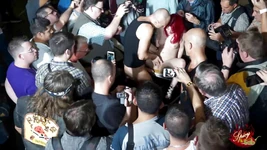 Foda em público entre as pessoas