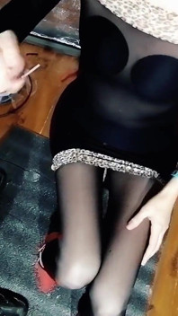 Une femme suce un constructeur