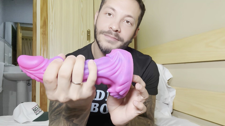 John Brachalli: Dildo Pembe Canavarı Denemek