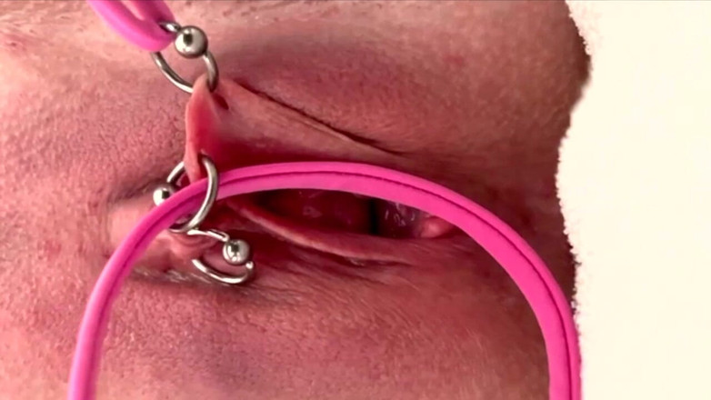 Aqua Pola: Tahání a protahování propíchnutého klitorisu a tlačení mé kundičky