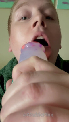 Maddie Minx productions: Zrzavá milfka plive a dáví se na obří robertek