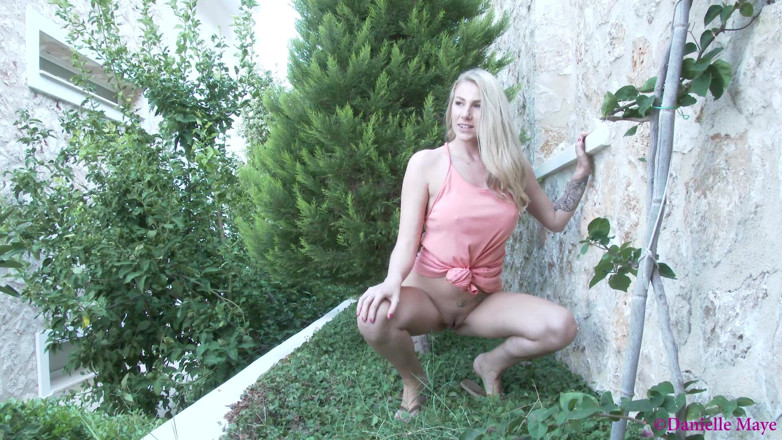 DanielleMaye: Cặp đôi giúp nhau đi tiểu bên ngoài