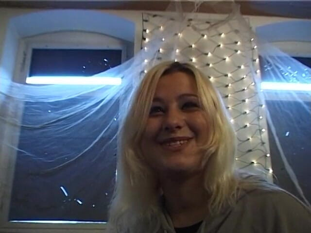 Lucky Wankerz: La bionda con le tettine succhia il cazzo dopo che...