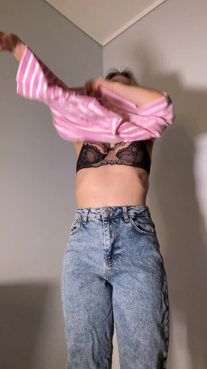 Misty Phoenix: Du sitter där och jag klär mig åt dig