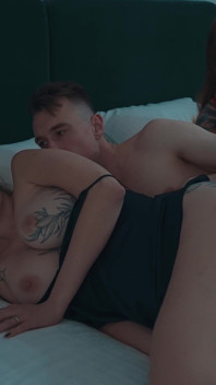Ops... Il fidanzato di mia matrigna eiacula accidentalmente dentro di me dopo aver condiviso il letto di notte in hotel