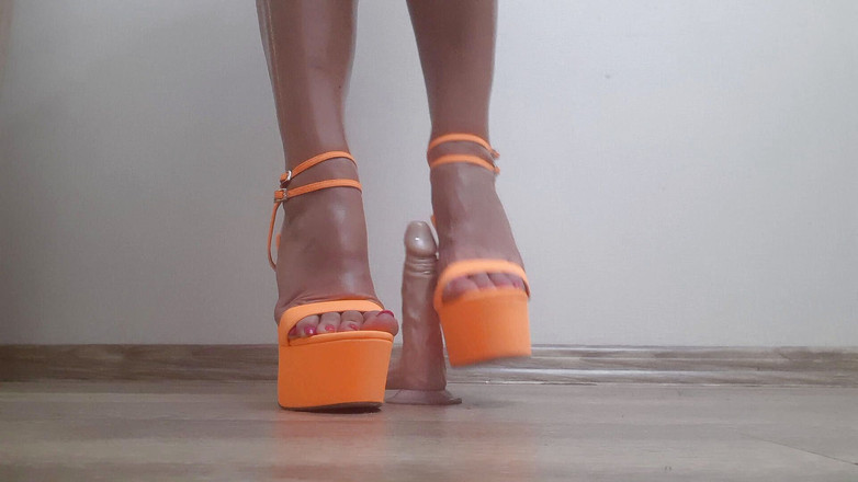 Fetish intimmedia: Milf bollente con i tacchi alti