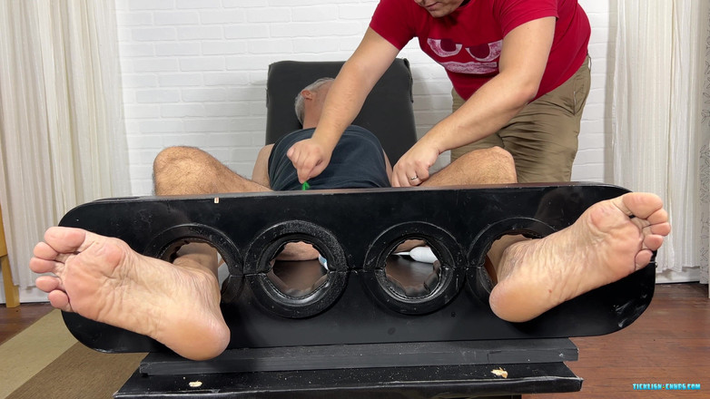 Ticklish Chubs: Ayah matang Brian diikat!