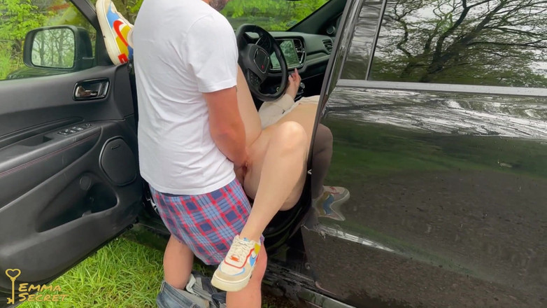 Emma Secret: Otostopçu sikişiyor! Arabada sikiliyor!
