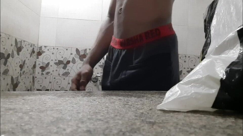 Wheyincognito: Băiat excitat în duș în baie